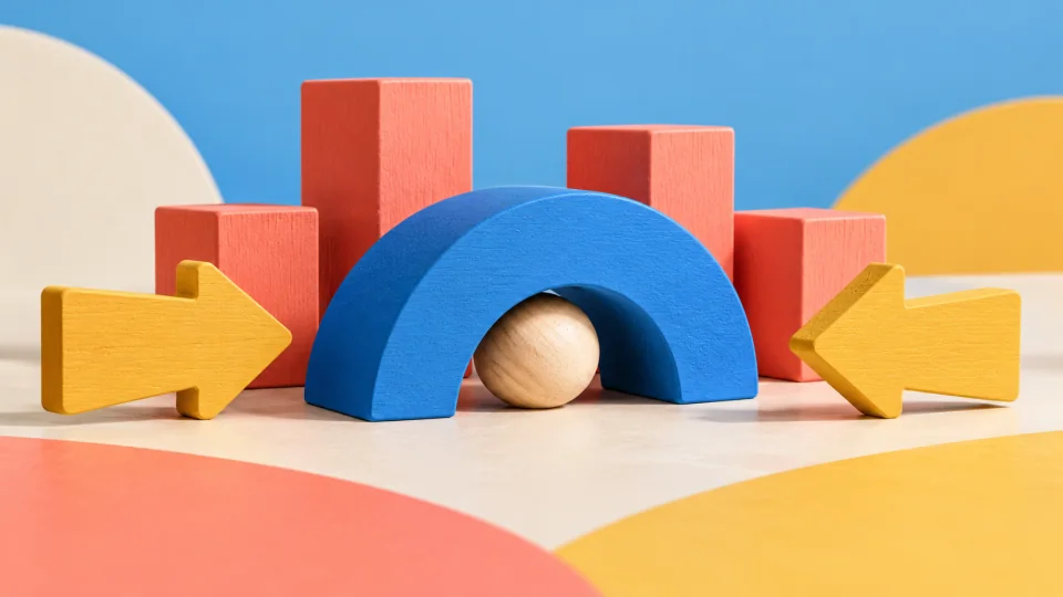 Twee gele houten pijlvormen wijzen naar een bol onder een blauwe boog, met koraalkleurige blokken erachter.